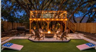 Hot tub retreat with tree deck near Six Flags - 7
