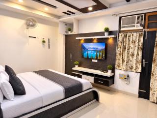Coziest 3 BHK in Hazratganj Mall Avenue Road - 6