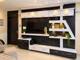 Coziest 3 BHK in Hazratganj Mall Avenue Road - 2