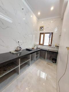 Cityside Comfort Homestay I Near Lake Pichola & Ambrai Ghat - 4