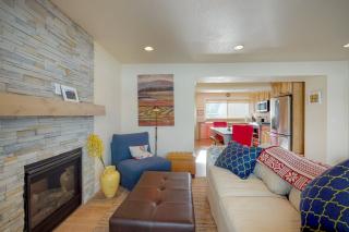 Lovely condo with fireplace WiFi washer & dryer - great location - 8