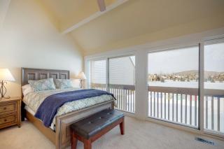 Lovely condo with fireplace WiFi washer & dryer - great location - 2