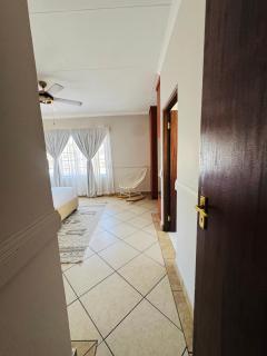 Brytelight Manor-Poolside Stay - 9
