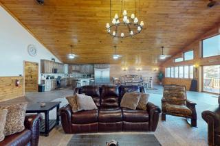Lakefront Lodge Private Dock & Boat Lift Kayaks Bar & Game Room Firepit - 2