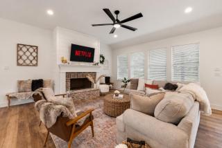 Cozy sassy and fun NEW modern farmhouse - 0