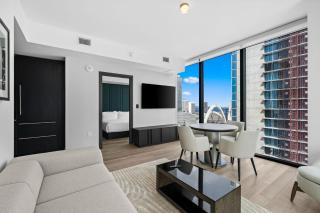 E11EVEN Executive Floor Adjoining Apartments with Bay Views - 8