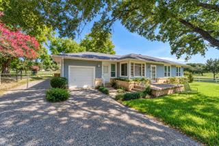 Trendy and Posh Your smalltown retreat awaits - 0