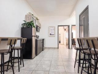 10 MIN FROM BEACH! 4 Queen Beds - 2