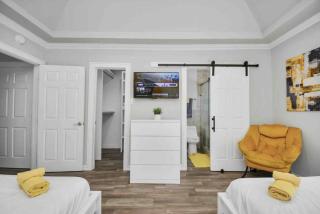 Central Yellow Gem: Cozy Views & Proximity - 5