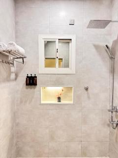 Spacious Downtown Apartment - 9
