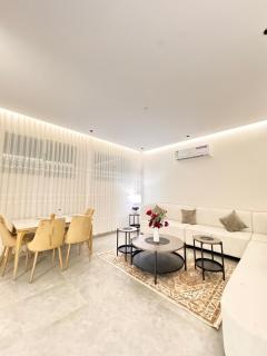Spacious Downtown Apartment - 7