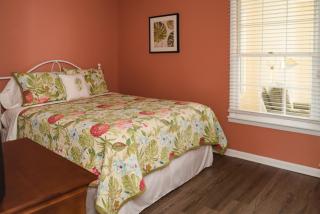 Grandma's Cottage Sleeps 10 - Columbia - 1