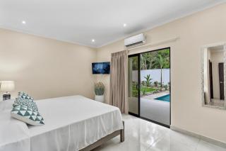 Private Villa with Pool, Foosball & Putting Green - 2
