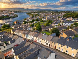 3 Bedroom Foyle View House By Travel Lets Short Term Rental Agency Derry City - 9