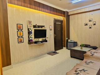 Vrindavan Divine Nest Near Prem Mandir and Iskcon -2BHK Apartment #Lift #ACRooms #Wifi #Family #Couple #FreeParking #Park #2Rooms 2-6 People - 6