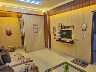 Vrindavan Divine Nest Near Prem Mandir and Iskcon -2BHK Apartment #Lift #ACRooms #Wifi #Family #Couple #FreeParking #Park #2Rooms 2-6 People - 5