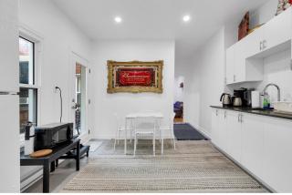 Newly Reborn 4B Space to Breathe Proximity to all Montreals attractions - 5