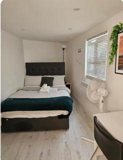 Modern Double Room in Dartford- Private Entrance - Kent - 9