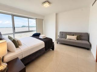 Departamento con vista panorámica al Río Guayas con piscina, Jacuzzi, Gym, Puerto Santa Ana - 1