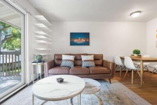 UW Hospital Retreat with Dedicated Workspace - 3