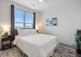 Poolside Apt with Garage & In-Unit Laundry - 7