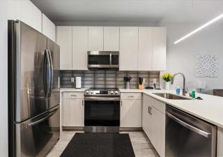 Poolside Apt with Garage & In-Unit Laundry - 4
