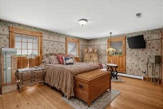 Dalton Retreat w Deck, Fire Pit and 6 Smart TVs - 8