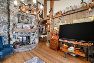 Dalton Retreat w Deck, Fire Pit and 6 Smart TVs - 5