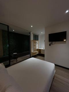 Rooftop Hotel - 4