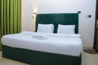 Roseville Hotel & Suites - 4