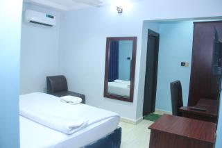 Roseville Hotel & Suites - 3