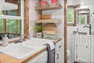Rustic Cabin Retreat - Cozy Stove & Fresh Eggs - 4