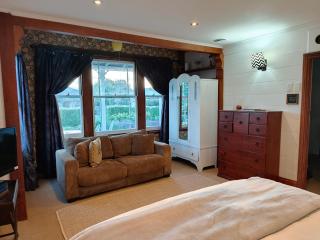 The Oaks- a beautifully appointed 1890s villa - 3