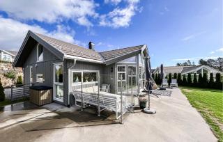 4 Bedroom Cozy Home In Færvik - 9