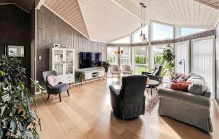 4 Bedroom Cozy Home In Færvik - 8