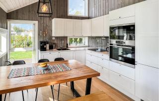 4 Bedroom Cozy Home In Færvik - 4