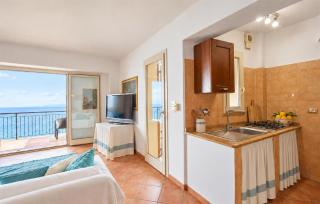 Gorgeous Apartment In Scilla With House Sea View - 5