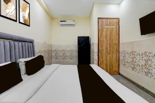 Hotel O Haiderpur Metro Formerly Crown Inn - 2