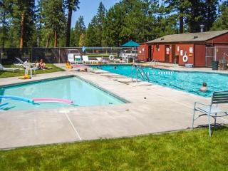 Sisters Tollgate Retreat with Hot Tub & WiFi - 4
