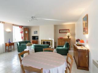 Inviting holiday home with garden - Lanrelas - 2