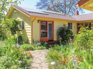 Hummingbird Garden Retreat - 9