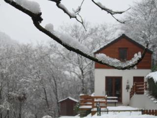 Cottage with a terrace and a view of the valley - 1