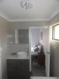 Prime location & spacious - Adelaide - 8