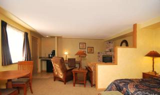 Crossroads Hotel & Event Center - 9