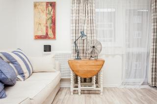Modern and Spacious Central 1 Bedroom Apartment with Balcony - 4