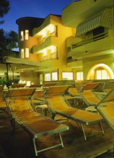 Hotel Rivadoro-Spiaggia ombrellone e lettini-Piscina-Parcheggio - Martinsicuro - 9