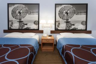 Super 8 by Wyndham Huntington - 1