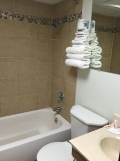 Super 8 by Wyndham Redfield - 2