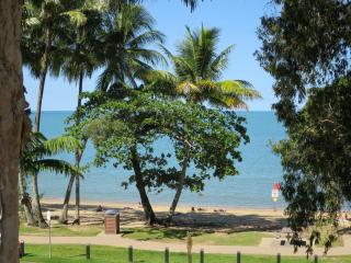 Marlin Waters Beachfront Apartments - Palm Cove - 1