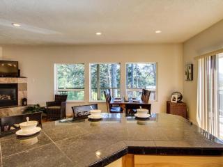 Yaquina Lighthouse View Beach Home - 2